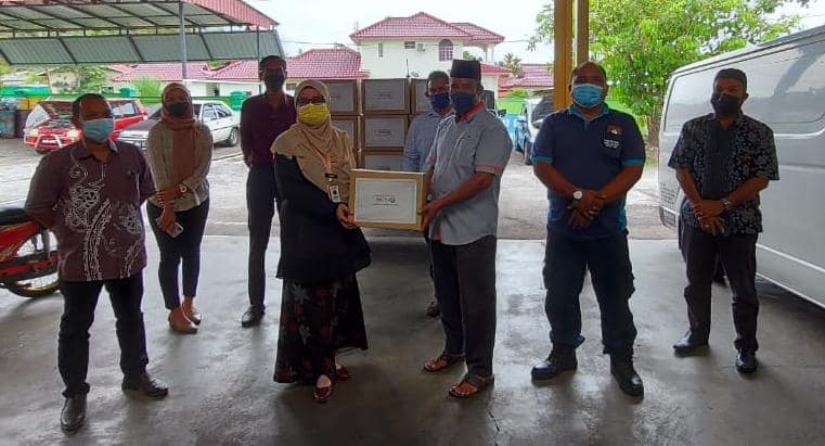 Sumbangan bantuan serba sedikit meringankan beban golongan yang terkesan dikalangan penduduk kampung Paya Mengkuang, Bukit Rambai, Melaka